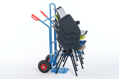 Der optional erhältliche Stuhlkarren ist erhältlich um Stühle leicht zu verschieben